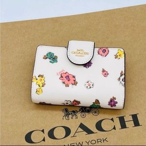 Coach Medium Corner Zip Wallet
Leather Flower